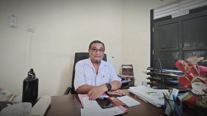 PEMERINTAH NEGERI - Raja Negeri Amahusu, Mezaac Maurits Silooy saat diwawancarai TribunAmbon.com di ruang kerjanya di jalan Amanhuse, Negeri Amahusu, Kecamatan Nusaniwe, Kota Ambon, Senin (22/12/2025).