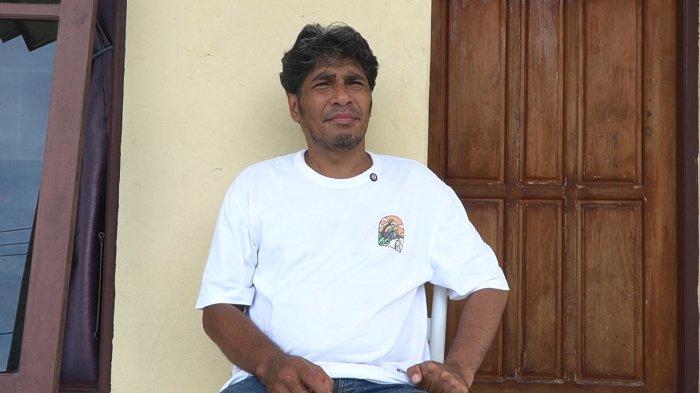 WARGA TERDAMPAK - Salah seorang warga Dusun Kebun Cengkeh, Reymond Nahumury (50) saat diwawancarai TribunAmbon.com, Rabu (17/12/2025). Ia mengaku heran rumahnya masuk dalam target eksekusi padahal ia telah membeli lahan beserta rumahnya itu dan bahkan memiliki sertipikat tanah