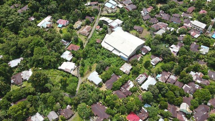 TOLAK EKSEKUSI - Tampak dari udara pemukiman warga Dusun Kebun Cengkeh, Negeri Amahusu, Kecamatan Nusaniwe, Sejumlah puluhan rumah di area itu terancam dieksekusi.