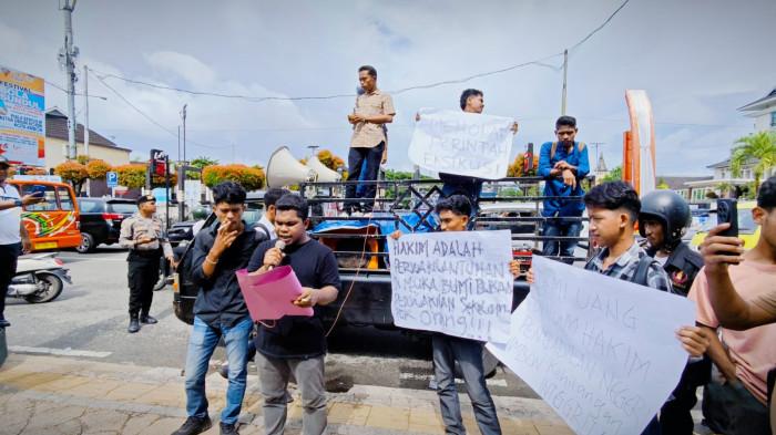 AKSI DEMO - Belasan aktivis yang tergabung dalam Garda NKRI menggelar aksi demonstrasi di depan Pengadilan Negeri (PN) Ambon, Rabu (3/12/2025). Aksi ini sebagai bentuk protes terhadap rencana eksekusi puluhan rumah di Dusun Kebun Cengkeh, Negeri Amahusu yang dianggap merugikan warga.