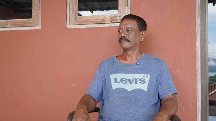 KELUARGA WAAS - Ketua RT 1 RW 2, Yunus Waas (57), yang juga rumahnya masuk dalam daftar eksekusi, saat diwawancarai TribunAmbon.com, Rabu (17/12/2025). Yunus merupakan anak dari Salmon Waas dan cucu dari almarhum Yunus Waas, kakak dari almarhum Lambert Waas.