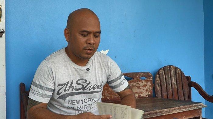 WARGA TERDAMPAK - Jhon Brain Palty Matitaputty (37), pemilik rumah lain yang terancam eksekusi. Saat diwawancarai TribunAmbon.com, Rabu (17/12/2025), ia menegaskan bahwa lahannya berada di Dusun Pusaka Westopong, bukan Dusun Kebun Cengkeh. Ia mengaku menguasai lahan tersebut sejak 1979, dengan sertipikat terbit pada 1983.