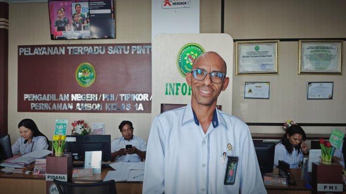 PENEGAK HUKUM - Juru Bicara Pengadilan Negeri Ambon, Yefri Bimusu, usai diwawancarai TribunAmbon.com di Lobi Kantor PN Ambon, Senin (22/12/2025).