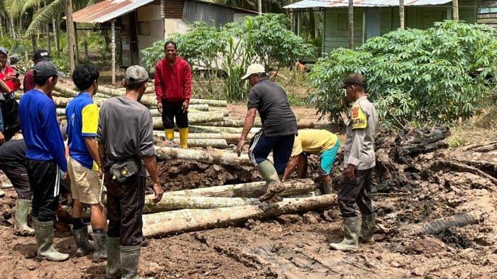JALAN RUSAK - Kondisi jalan rusak di Desa Lambur II dan Sungai Jambat, Kabupaten Tanjab Timur, Kamis (6/2/2025). Warga memasang batang pinang untuk menutup jalan rusak agar bisa dilalui.