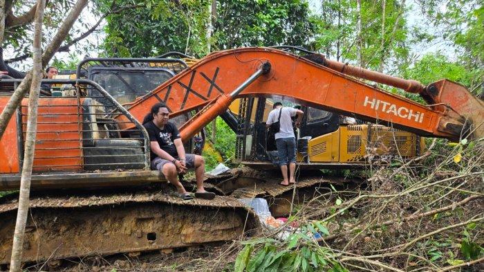Alat berat ekskavator untuk penambangan emas ilegal di Bungo.