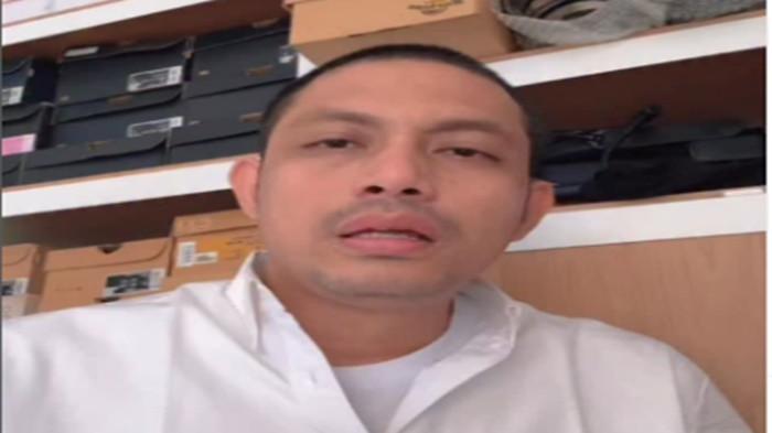 TEROR - Nama Dj Donny baru-baru ini jadi sorotan usai menerima teror paket berisi bangkai ayam dan ancaman dan dilemparkan bom molotov ke arah rumah.