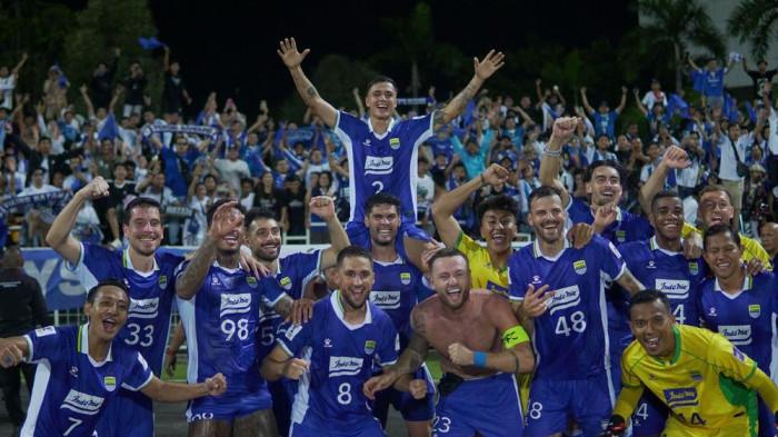 MERAYAKAN BERSAMA - Potret pemain Persib Bandung merayakan kemenangan bersama seusai pertandingan melawan Selangor FC pada matchday ke-4 Grup G AFC Champions League Two (ACL 2) di Stadion Petaling Jaya, Kamis (6/11/2025) malam WIB. Persib berhasil comeback dramatis 3-2.