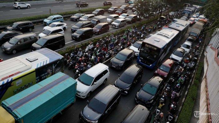 KEMACETAN JAKARTA - Sejumlah kendaraan terjebak kemacetan di Jalan Gatot subroto, Jakarta 