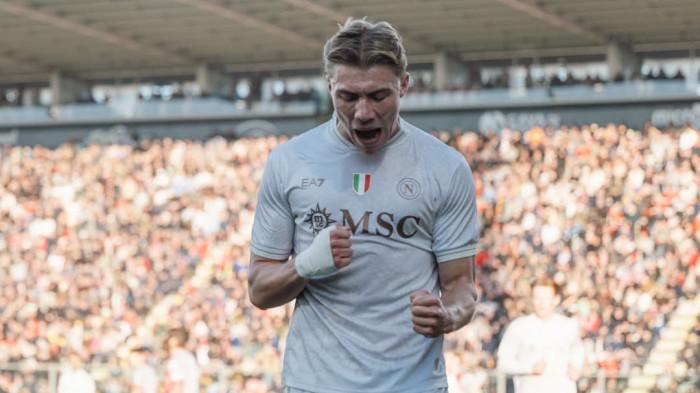 SELEBRASI - Penyerang Napoli, Rasmus Hojlund merayakan gol setelah berhasil membobol gawang Cremonese yang dikawal Emil Audero, pada pekan ke-17 Liga Italia, Minggu (28/12/2025) malam WIB. Napoli berhasil mengalahkan Cremonese dengan skor 2-0.