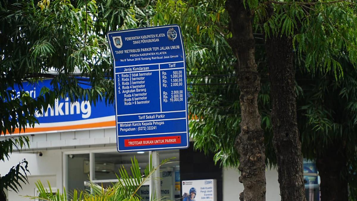 PARKIR DI KLATEN - Tarif retribusi parkir tepi jalan umum sesuai dengan Perda Kabupaten Klaten No.9 Tahun 2018 tentang retribusi jasa umum.