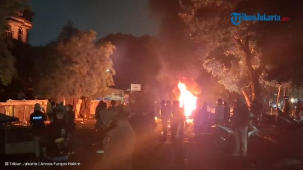 Warung makan di Jalan Kalibata Raya, tepatnya di seberang TMP Kalibata, Pancoran, Jakarta Selatan, dibakar massa pada Kamis (11/12/2025) malam.