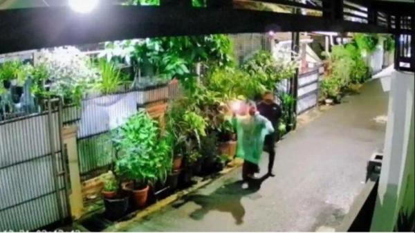 Dua orang terekam kamera CCTV melakukan upaya teror di rumah DJ Donny
