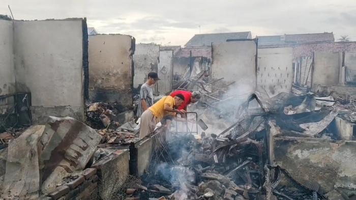 KEBAKARAN - Sisa-sisa kebakaran di Pasar Lemahabang, Rabu (31/12/2025). Kebakaran Hebat ludeskan Pasar Lemahabang di Desa Lemahabang Kulon, Kecamatan Lemahabang, Kabupaten Cirebon.