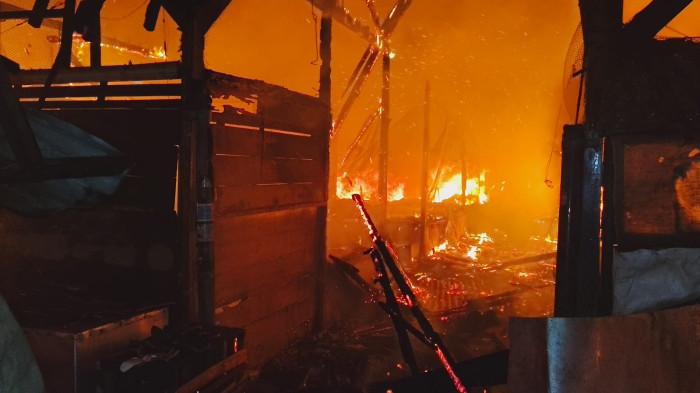 TERBAKAR - Kepanikan menyelimuti warga Desa Lemahabang, Kabupaten Cirebon, setelah Pasar Lemahabang dilalap si jago merah, Selasa (30/12/2025) malam. Peristiwa kebakaran itu terjadi sekitar pukul 18.30 WIB, saat aktivitas pasar mulai lengang dan sebagian pedagang bersiap menutup kios.