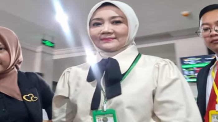 SIDANG CERAI -  Atalia Praratya, istri dari mantan Gubernur Jawa Barat Ridwan Kamil, terlihat hadir di Pengadilan Agama (PA) Bandung pada Rabu (31/12/2025).