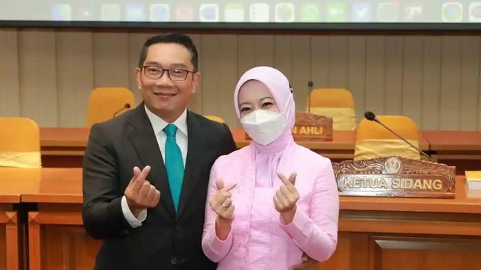 SIDANG CERAI - Atalia Praratya, bersama suami, mantan Gubernur Jabar Ridwan Kamil foto bersama. Atalia Praratya dan Ridwan Kamil kompak absen di sidang cerai perdana di Pengadilan Agama Bandung, Jawa Barat, Rabu (17/12/2025).
