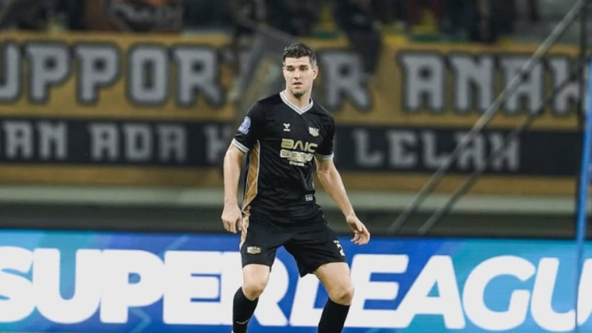 Nick Kuipers memakai jersey Dewa United