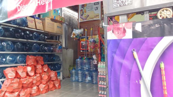 WARUNG KELONTONG - Stok gas elpiji 3 kg di warung kelontong di Jalan Daan Mogot