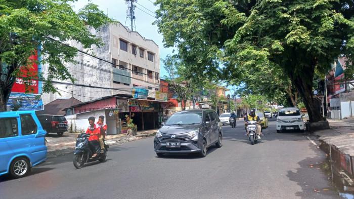 LALU LINTAS - Lalu lintas di Jalan Sam Ratulangi, Wenang, Manado, Sulawesi Utara