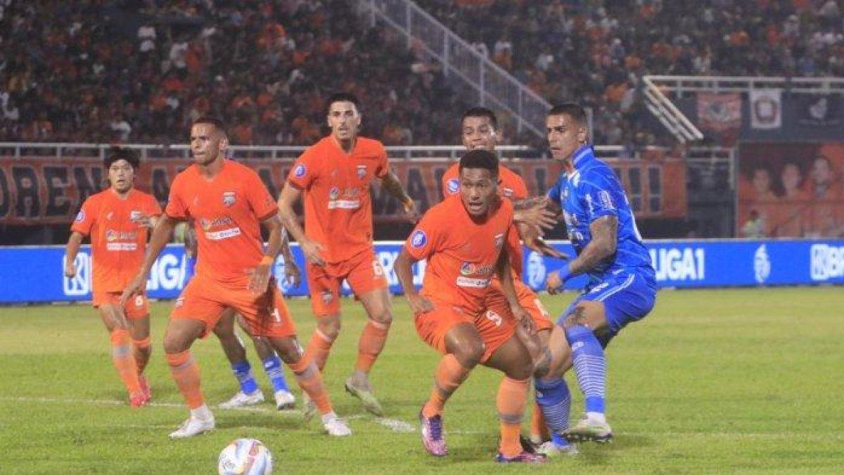 Bek Borneo FC, Fajar Fathurrahman, Leo Lelis,Leo Guntara pada pertandingan Liga 1 melawan Persib di Stadion Segiri Samarinda Kalimantan Timur, Sabtu (21/10/2023).