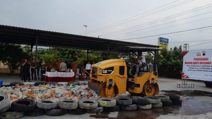 DIMUSNAHKAN: sebanyak 4.911 liter miras jenis ciu dan 1.116 botol miras kemasan pabrikan yang berhasil diamankan dalam Operasi Pekat 2025