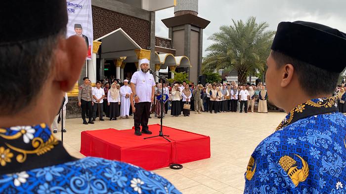 GUBERNUR - Gubernur Bengkulu, Helmi Hasan saat memberikan kata sambutan di Halaman Masjid Raya Baitul Izzah di Kelurahan Padang Harapan, Kecamatan Gading Cempaka, Kota Bengkulu, Bengkulu, Rabu (31/12/2025). Pelantikan 4.369 PPPK PW Pemerintah Provinsi Bengkulu, Gubernur Helmi ingatkan bantu rakyat.