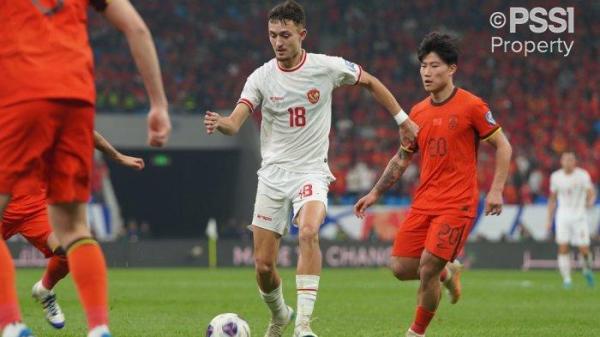 Aksi gelandang Timnas Indonesia, Ivar Jenner dikawal pemain China.