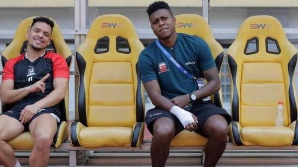 Pemain tengah Madura United Hugo Gomes (Jaja) setelah mengalami cedera di bagian tangan.