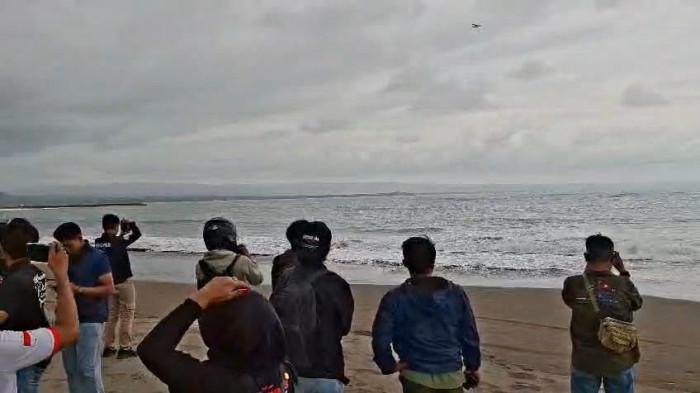 LOKASI JATUH - Perairan Bojongsalawe yang menjadi lokasi TKP dua Penerjun Payung asal Kabupaten Pangandaran jatuh. Satu orang bernama Rusli ditemukan dalam keadaan tidak bernyawa dan satu orang bernama Widiasih masih dalam pencarian, Selasa (30/12/2205) siang