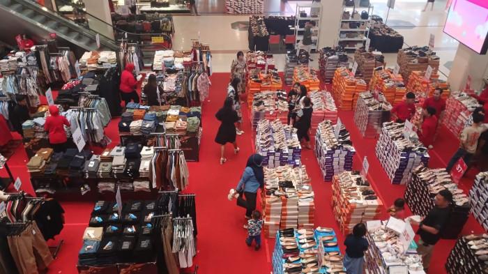 MEGA MALL - Suasana di Mega Mall, Manado, Sulawesi Utara, Minggu (28/12/2025). Masih banyak orang yang mencari pakaian baru.