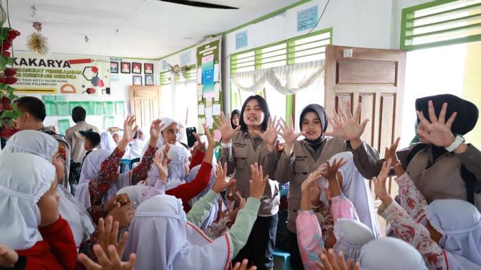 Tim Trauma Healing Polda Riau saat memberikan pendampingan kepada para anak-anak penyintas galodo di Kecamatan Palembayan.