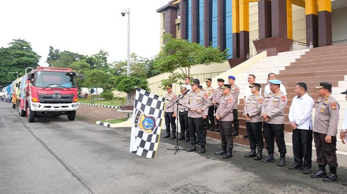 Kapolda Riau Irjen Pol Herry Heryawan melepas konvoi truk pengangkut bantuan untuk korban banjir bandang di Aceh, Sumatera Barat dan Sumatera Utara.
