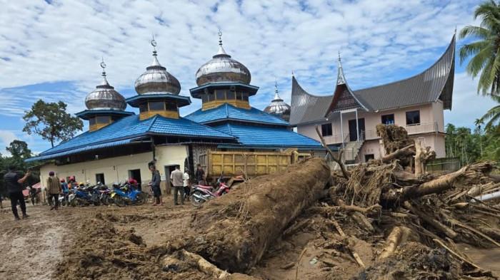 Kondisi salah satu titik di Kecamatan Palembayan usai diterjang banjir bandang, Kamis, 27 November 2025