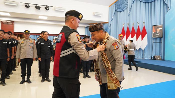 Kapolda Riau Irjen Pol Herry Heryawan menerima cinderamata saluak dan Selendang titipan masyarakat Kecamatan Palembayan sebagai tanda penghormatan dan terima kasih.