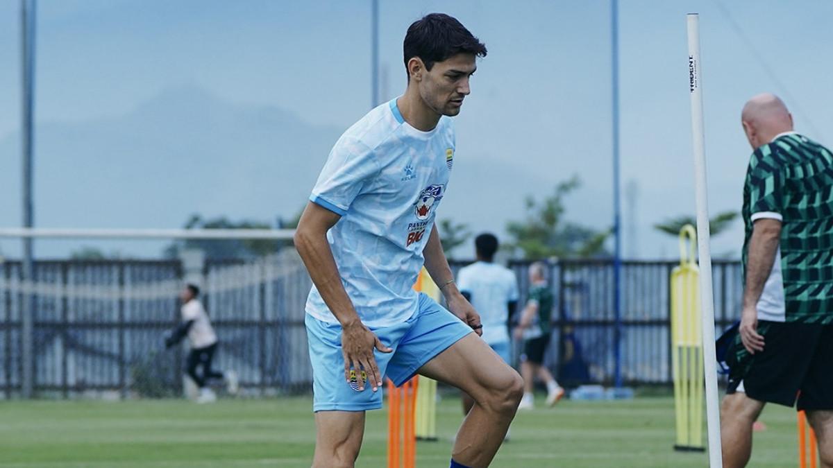 Bek asal Italia, Federico Barba saat menjalani latihan perdana bersama Persib Bandung jelang lawan Borneo FC di pekan 4 Super League 2025/2026