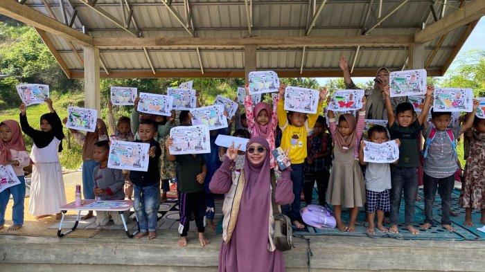 Puluhan anak-anak terdampak banjir di Gampong Raya Dagang dan lainnya, Rabu (31/12/2025) gembira ria bersama tim PkM Umuslim menggelar berbagai kegiatan bersama mereka