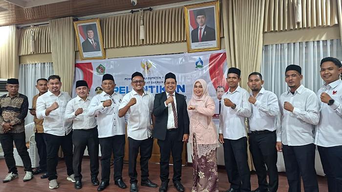 FOTO BERSAMA - Foto bersama Direktur PDAM Tirta Mon Krueng Baro Sigli Sri Wahyudza SPd bersama orang-orang terdekatnya setelah pelantikan digelar di Pendopo Bupati Pidie, Rabu (31/12/2025).