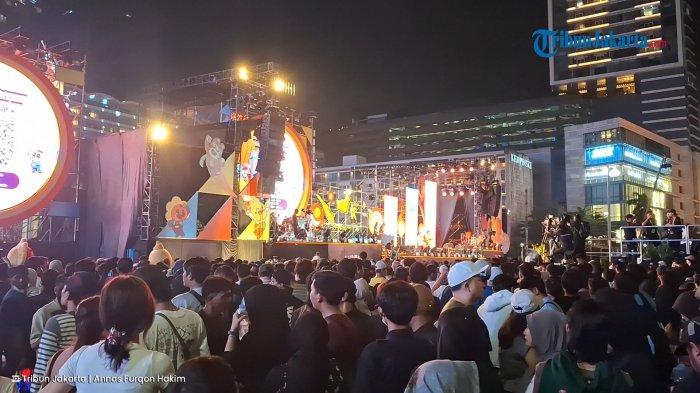 Ribuan warga memadati kawasan Bundaran HI, Jakarta Pusat, untuk merayakan malam pergantian Tahun Baru 2026, Rabu (31/12/2025).