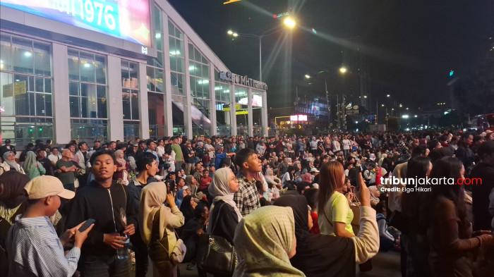 TAHUN BARU - Masyarakat mulai mendatangi kawasan Bundaran HI pada Rabu (31/12/2025) untuk merayakan malam pergantian tahun.TRIBUNJAKARTA.COM/ELGA PUTRA