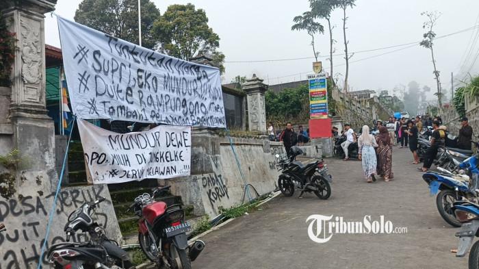 WARGA PROTES - Suasana aksi unjuk rasa di Kantor Desa Jeruk, Kecamatan Selo, Boyolali, Rabu (31/12/2025). Warga meminta kedua perangkat desa Jeruk mundur dari jabatannya, karena diduga melakukan pemalsuan dokumen.