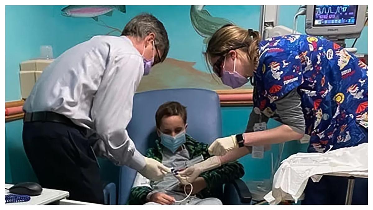 Frederico Goldsztein (duduk di kursi) didiagnosis menderita medulloblastoma pada tahun 2015. 