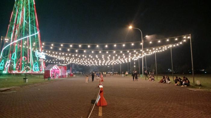 POHON KASIH - Suasana Pohon Kasih, Kawasan Megamas, Manado, Sulawesi Utara, Ra