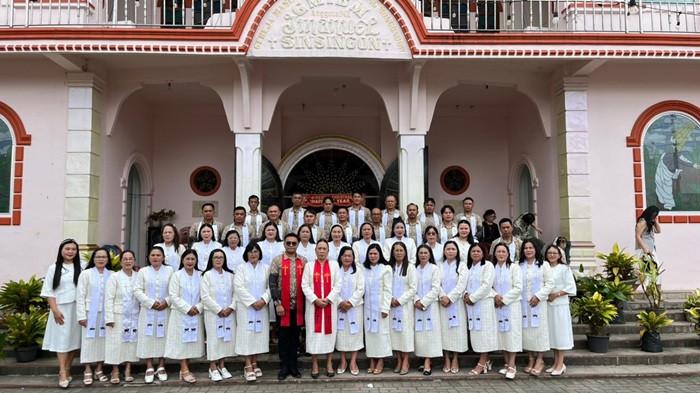 IBADAH - Pendeta serta Majelis Jemaat GMIBM Imanuel Sinsingon mengambil foto bersama setelah Ibadah Tahun Baru I di depan gereja pada Kamis (1/1(2026) siang.
