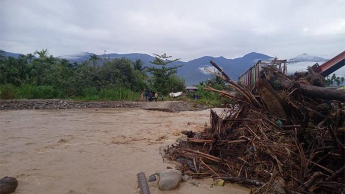 JEMBATAN PUTUS - Jembatan alternatif yang menghubungkan Mbarung Kecamatan Babussalam dan Kecamatan Lawe Alas, Aceh Tenggara putus diterjang banjir Sungai Alas yang terjadi pada Rabu (31/12/2025) malam.