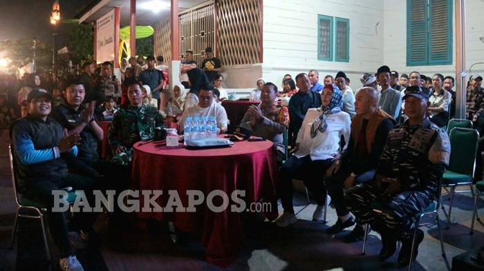 IKUT DOA BERSAMA -- Jajaran Forkopimda Kabupaten Bangka Selatan ketika mengikuti doa bersama dalam rangka menyambut Tahun Baru 2026 di Alun-alun Kota Toboali, Kamis (1/1/2026). Para pemuka agama mengenakan busana khas masing-masing sebagai simbol harapan, perdamaian, serta persatuan.