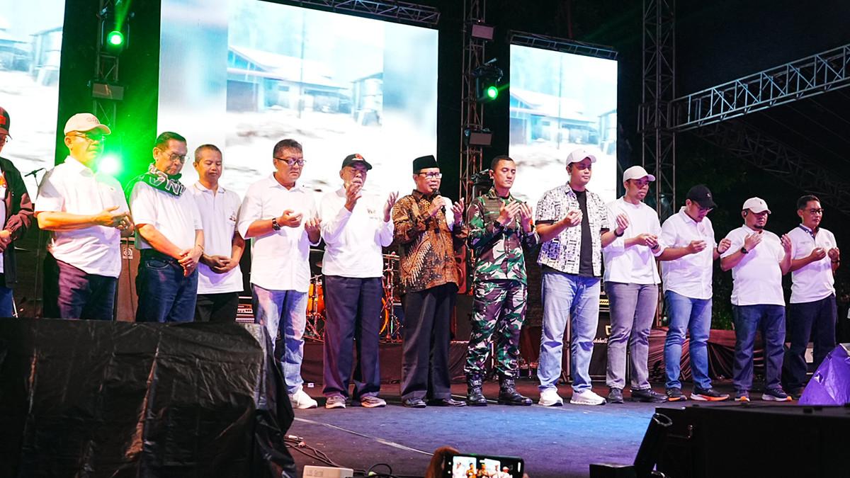 MALAM TAHUN BARU - Jajaran Forkopimda, pejabat daerah, dan tamu undangan menundukkan kepala saat doa bersama bagi korban bencana Sumatera di tengah Pentas Musik Akhir Tahun Klaten di Alun-alun Klaten, Rabu (31/12/2025).