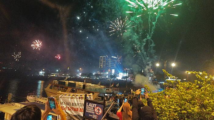 KEMBANG API - Pesta kembang api di Manado Bay, Manado, Sulawesi Utara, pada malam pergantian tahun, 31 Desember 2025 Pukul 00.00 Wita ke 1 Januari 2026.