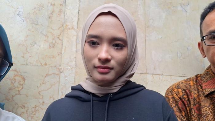 ARTIS INARA RUSLI - Inara Rusli usai cabut laporannya terhadap Insanul Fahmi di Polda Metro Jaya, Senin (29/12/2025). Kini berdamai dengan Insanul Fahmi, Inara Rusli juga upayakan perdamaian dengan Wardatina Mawa.