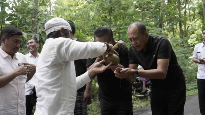 Bupati Karangasem Gusti Putu Parwata mengecek perluasan pelayanan air bersih di Kecamatan Kubu, Rabu (31/12/2025). ist