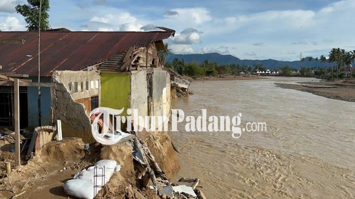 BENCANA PADANG- Kondisi rumah warga di kawasan Kelurahan Gurun Laweh, Kecamatan Nanggalo, Kota Padang yang hancur karena terus terkikis aliran sungai, Kamis (1/1/2026).